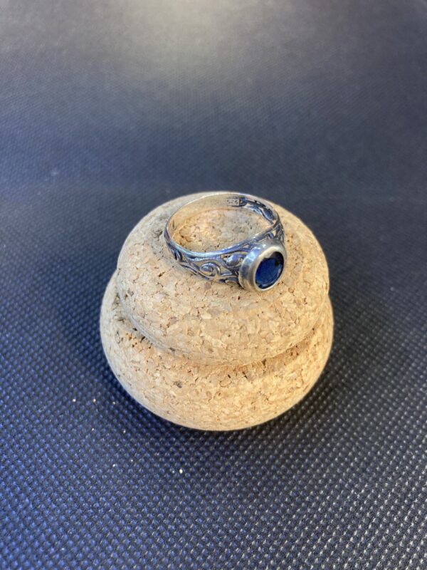 Anello con pietre naturali