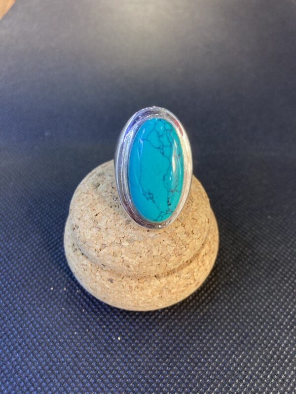 Anello con pietra naturale ovale