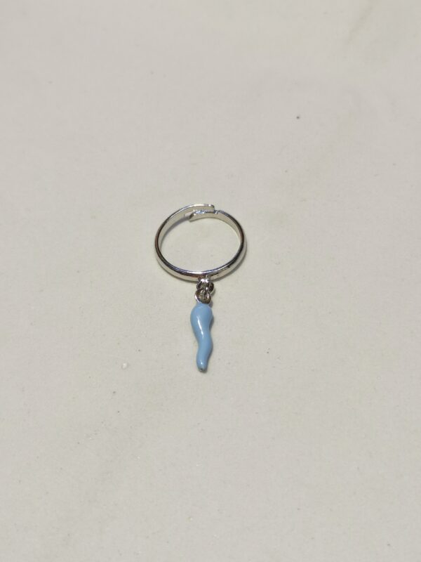 Anello portafortuna con cornetto pendente - immagine 2