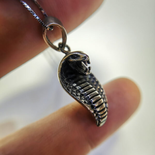 Collana cobra