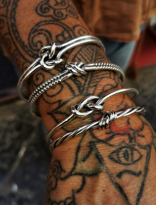 Rigid knot bracelet