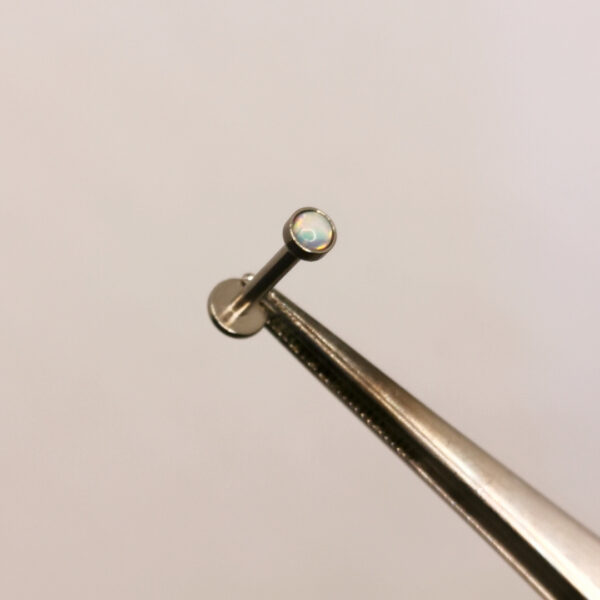Opal Labret
