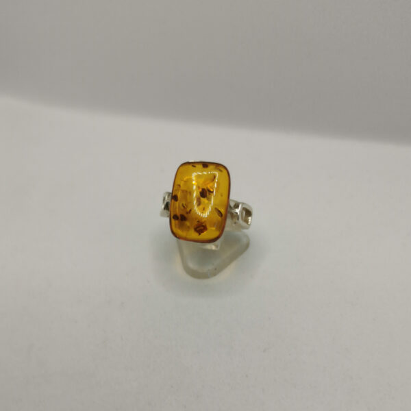 Anello con Ambra