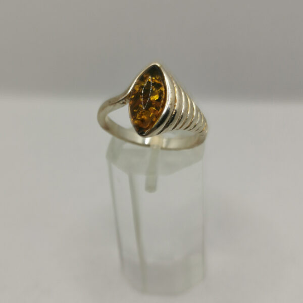 Anello con Ambra