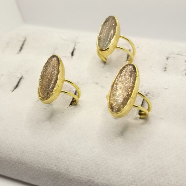 Anello con pietra ovale
