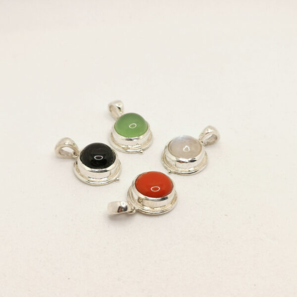 Etnic pendant - round stone