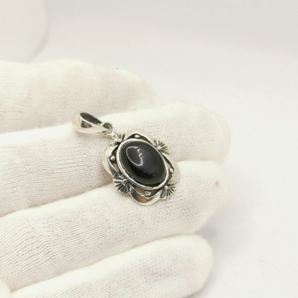 Pendant - Goth/me