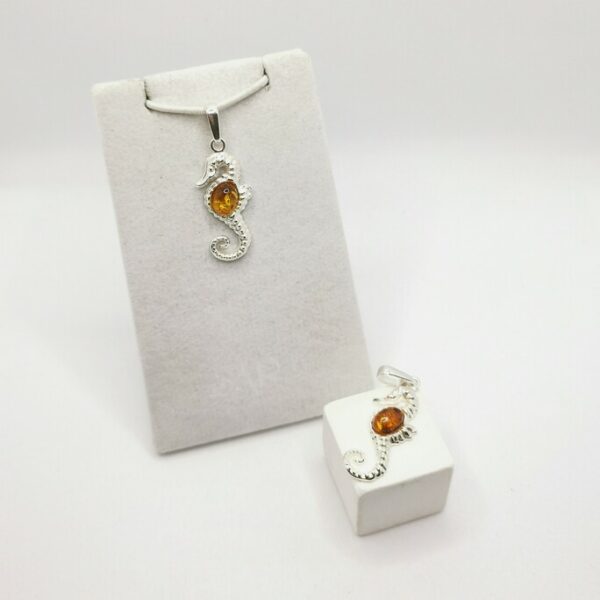 Amber Seahorse Pendant - immagine 3
