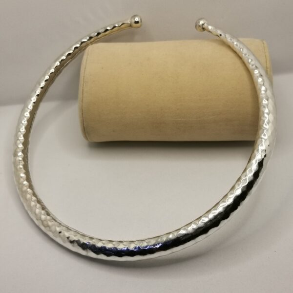 Classic chocker