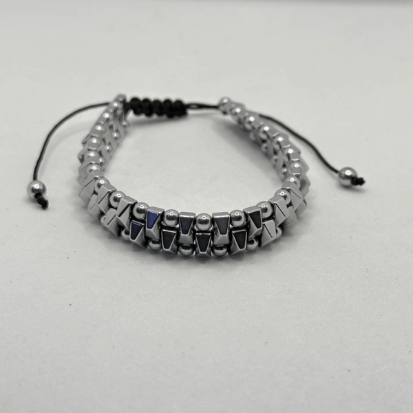 Bracciale ematite borchie - immagine 2
